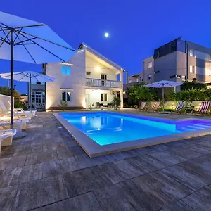  Appartement Pool House Luka